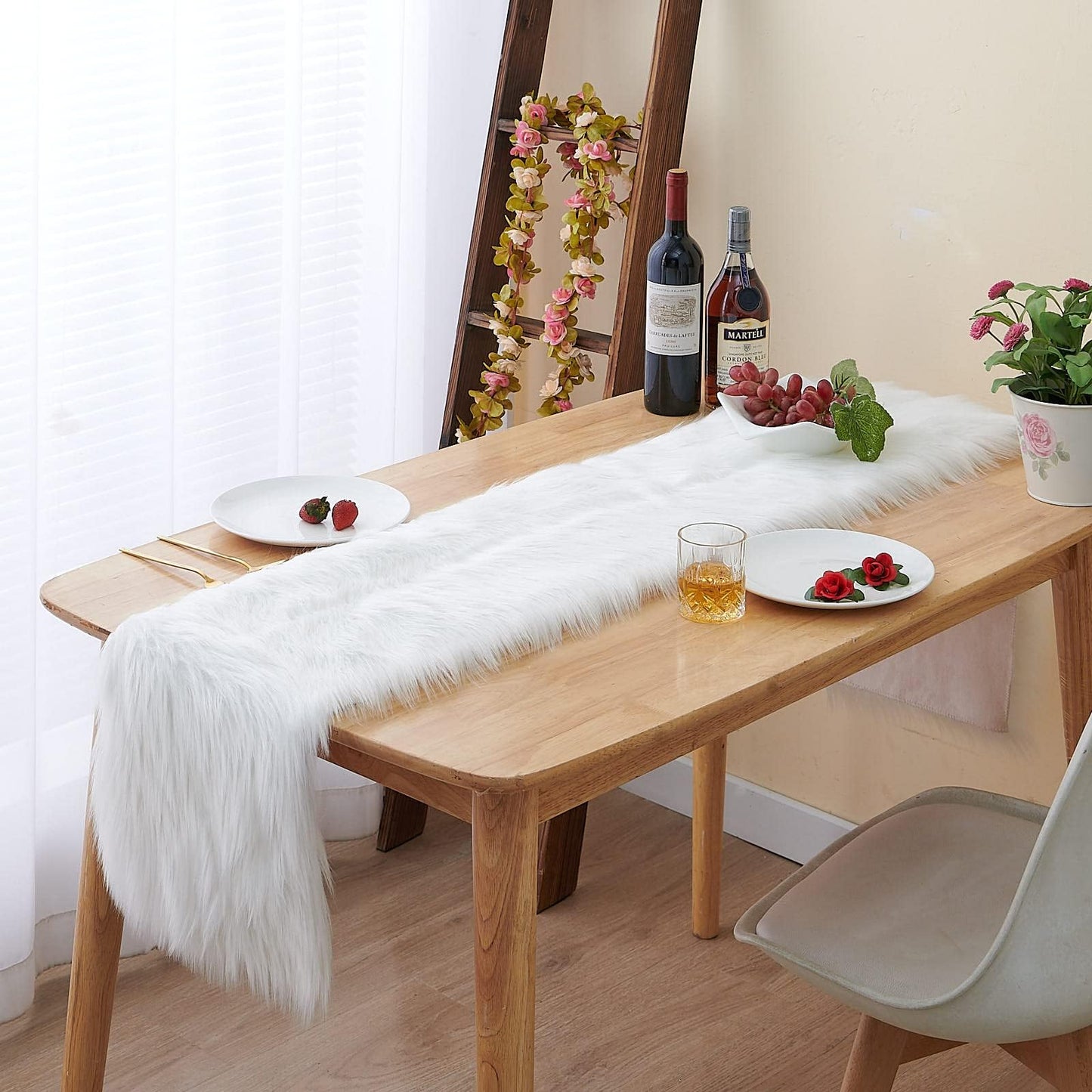 Topspitgo Faux Fur Modern Table Runner - Decorative Fur Table Runner White, Christmas Table Runner for Christmas, Wedding, Home Dining Table, Vanity, Coffee Table Modern Table Run (30x180cm)
