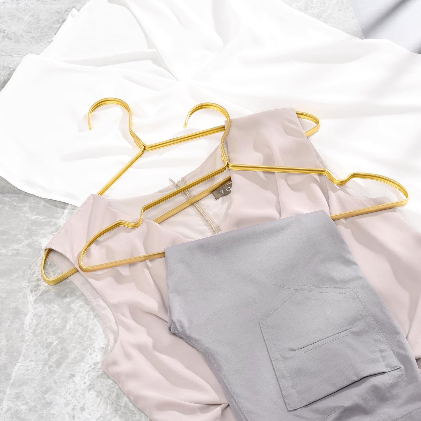 Amber Home 20 Pieces 42cm Lightweight Aluminum Iron Hangers, Matte Gold Metal Hangers with Non-Slip Groove for Suit T-Shirt Shirt Jacket Dress Pants