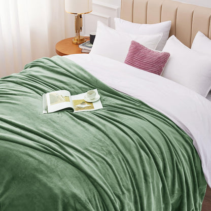 CozyLux cuddly blanket plush blanket large XXL 220x240 cm for 4 seasons - soft/warm/light sofa blanket living room blanket couch blanket for bed/sofa/couch, flannel fleece blanket 240x220 cm green