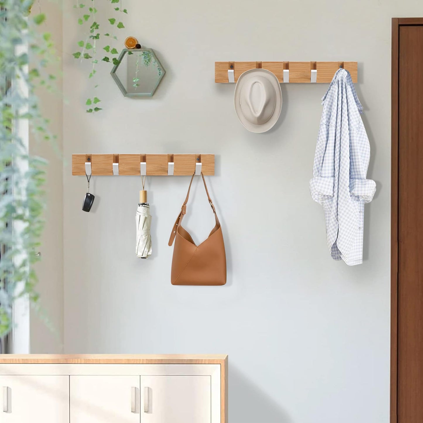 QILICZ 2-pack coat hooks - wall coat rack with 5 folding hooks made of bamboo. Ideal for coats, hats, scarves, keys, and towels. Foldable design for compact storage.