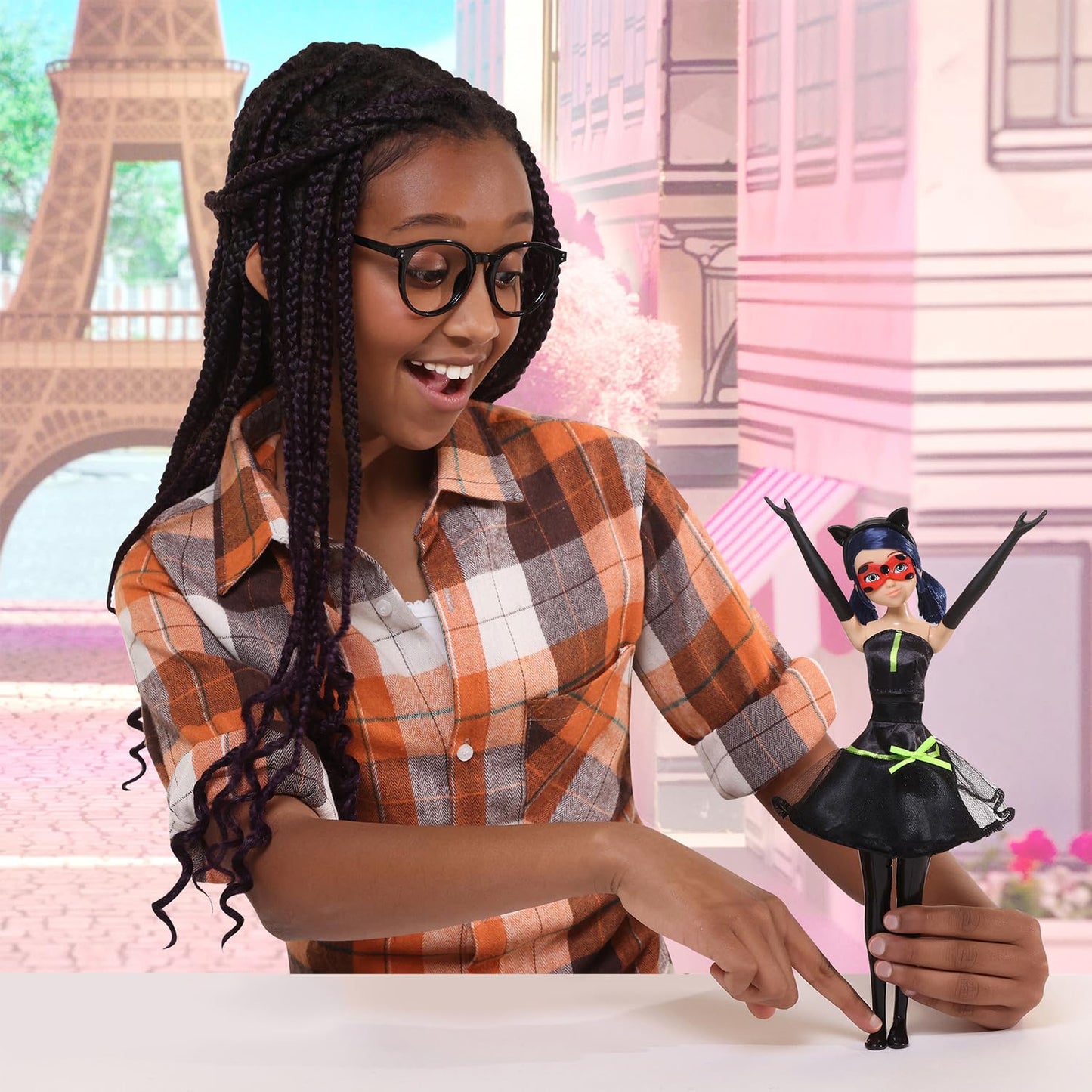 BANDAI - Miraculous - Transformation Doll Ladybug - 26 cm doll that transforms into Lady Noire and Bug Noire - Toy Moveable doll with 2 outfits - Toy for children aged 4 and up - P50414