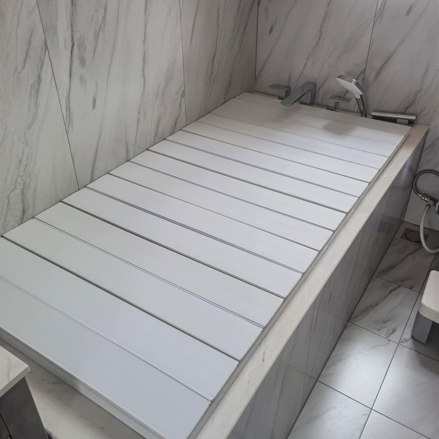FWTXZTER bathtub cover, 170cm x 70cm x 0.7cm PVC Foldable bathtub board, Dustproof waterproof bathtub tray, Bathtub insulation board for home bathroom hotel spa experience.