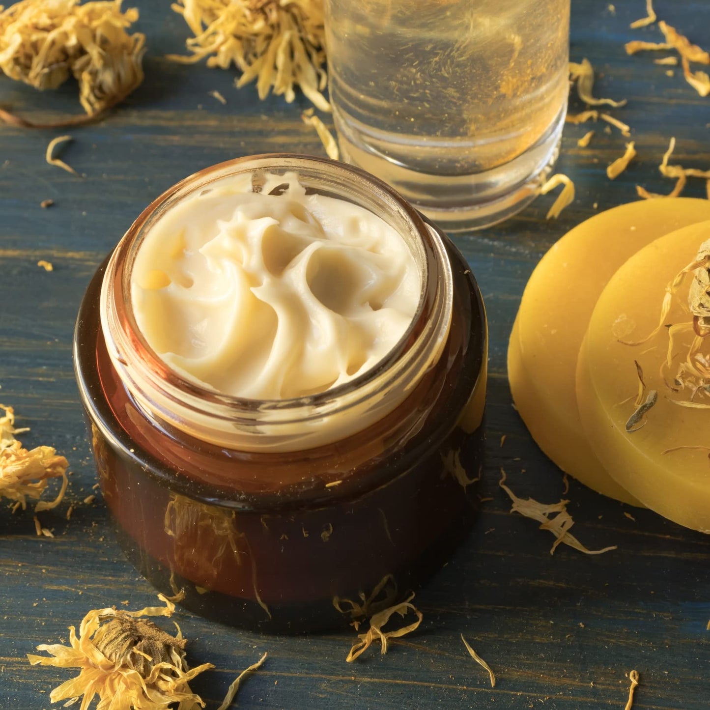 Woodflame Beeswax Pellets, German quality, 450g, 100% natural beeswax, Perfect for cosmetics, beeswax wraps, soap, wood polish, and candle making.
