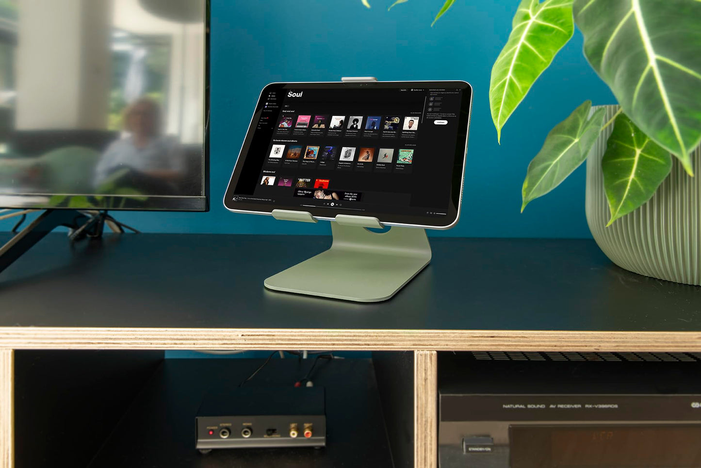 Tabdoq solid tablet stand compatible with all tablets and iPads from 8 to 13 inches, green.