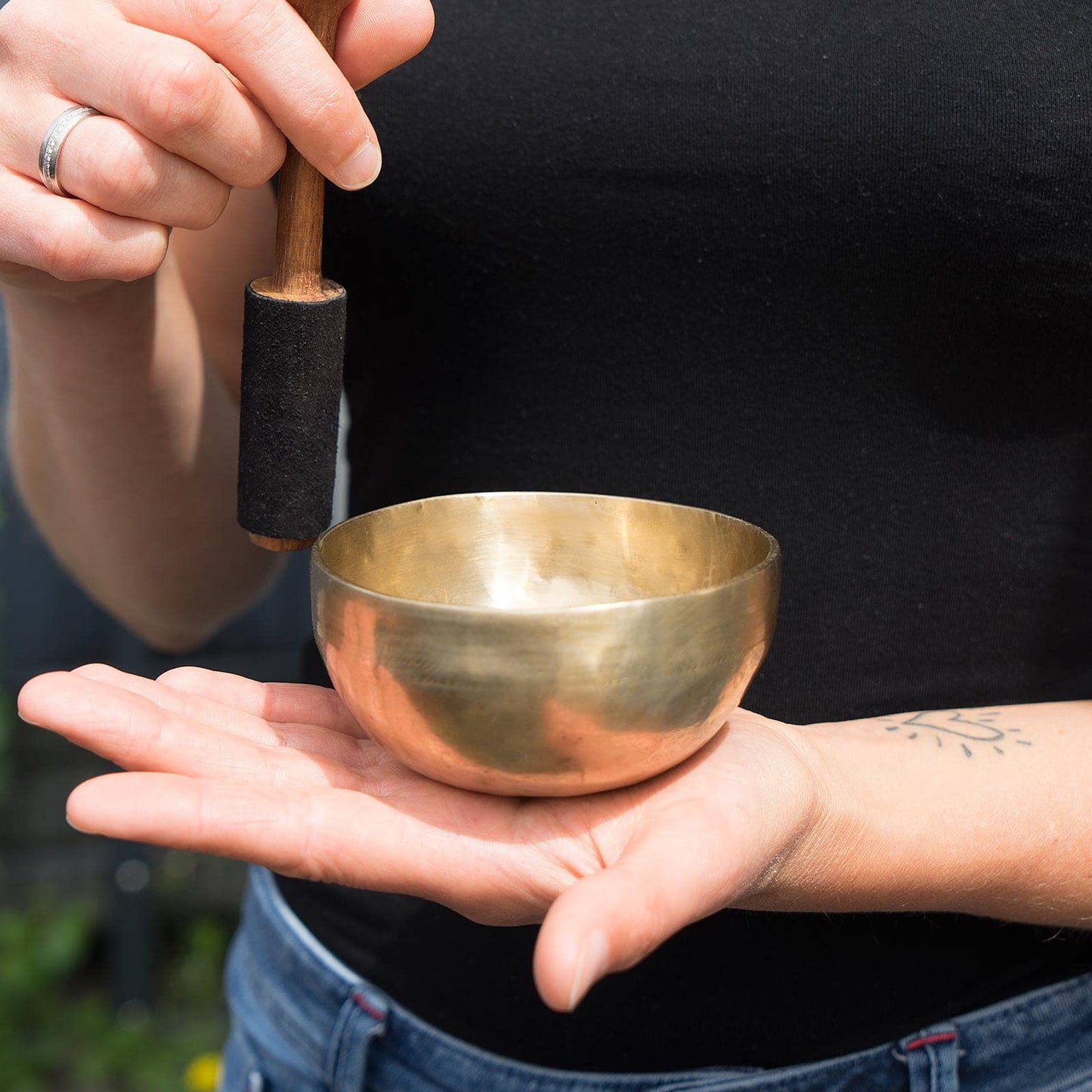 Tibetan singing bowl approx. 200 g for meditation, yoga, mindfulness, elementary school, kindergarten. Includes striker/cushion. Hand-forged, Fair Trade from Nepal.