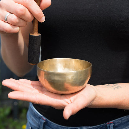 Tibetan singing bowl approx. 200 g for meditation, yoga, mindfulness, elementary school, kindergarten. Includes striker/cushion. Hand-forged, Fair Trade from Nepal.