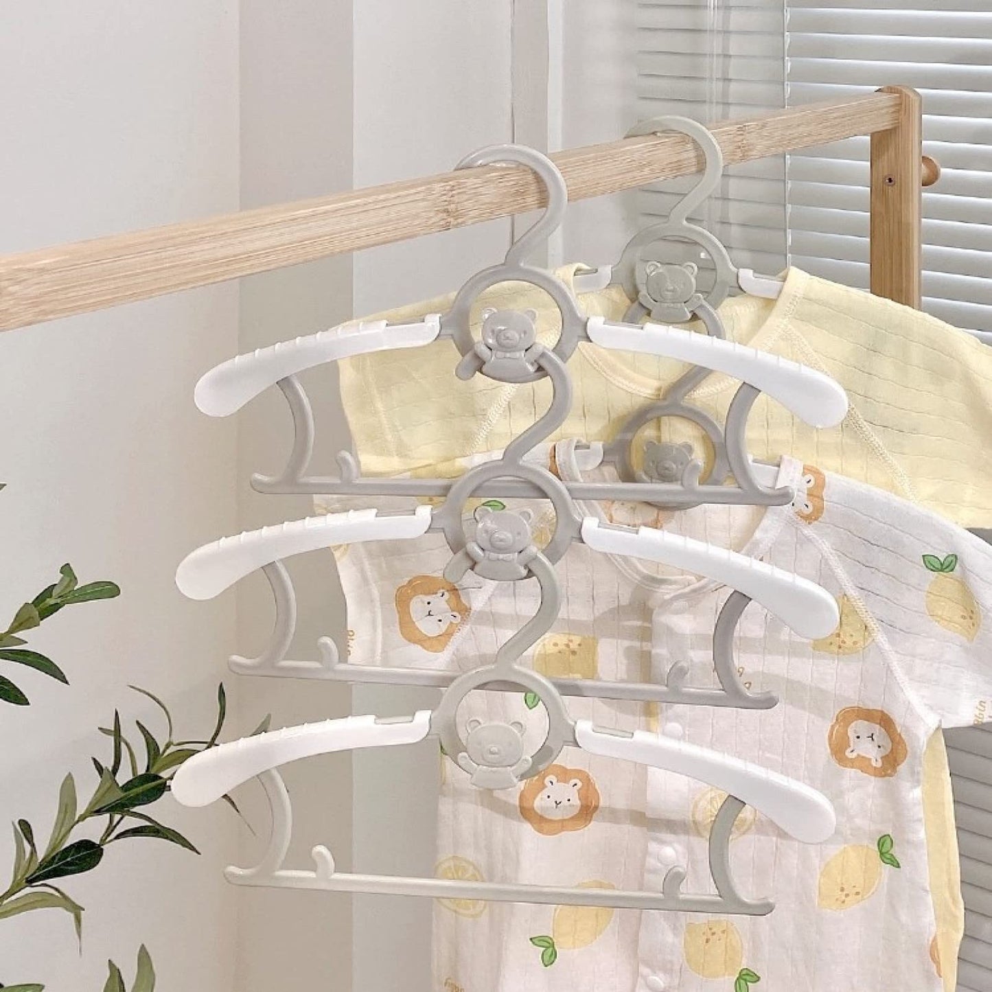 HGYZE baby clothes hangers non-slip 20 pieces, 29-37cm Extendable kids hangers with pants stand, plastic & stackable growing hangers great for onesies and children's clothing, Grey + White.
