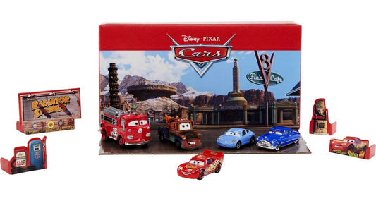 Disney Pixar Cars HFN81 - Collection of 5 vehicles, set of 4 character vehicles and 1 fire truck Red, inspired by Radiator Springs, gift for collecting for children and fans aged 3 years and up.