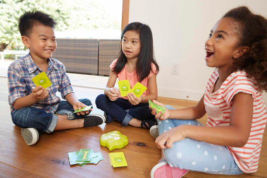 Mattel Games Mr. Pups, a fun card game for kids and families, perfect for travel, for 2-6 players, ages 5+, DPX25
