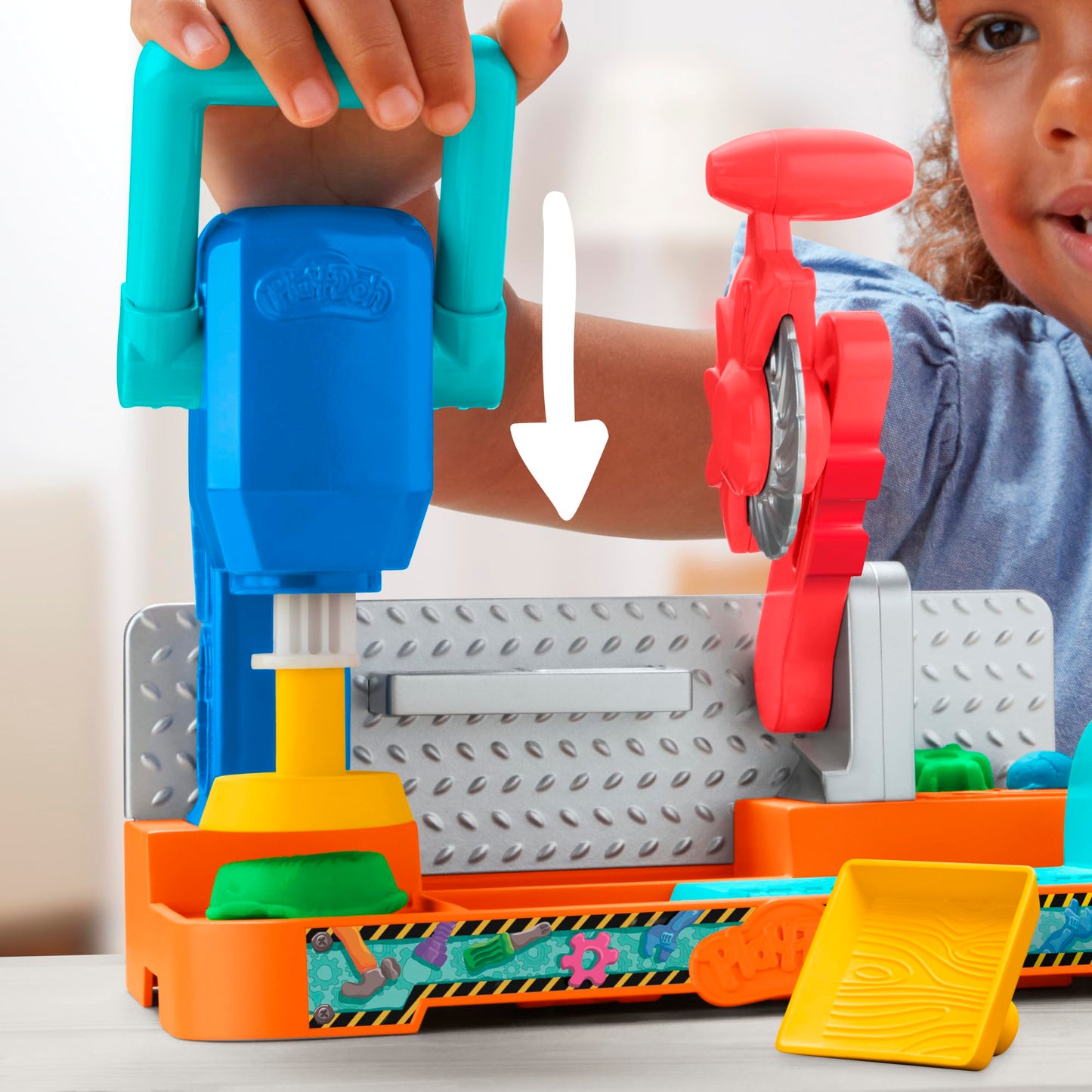 Play-Doh workbench playset, 5 x 56g cans of modeling compound in colorful colors, with circular saw toy, tools, and stamps, creative for children ages 3 and up.