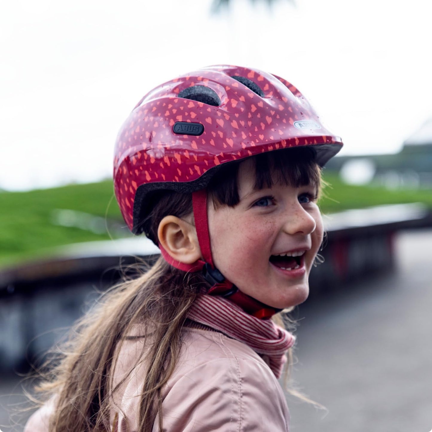 ABUS Children's Helmet Smiley 2.0 - Sturdy bike helmet for girls and boys - Red with heart pattern, size S