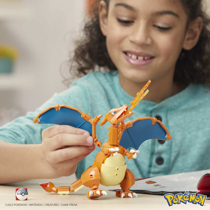 Mega Charizard Pokémon figure with 223 pieces to build, featuring movable wings and a Pokéball pen. Suitable for ages 6 and up. GWY77.