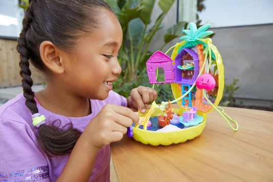 Polly Pocket GKJ64 - Pineapple Pocket Compact, portable, with 8 fun features, small dolls Polly and Lila, 2 accessories, and sticker sheet; Toy for kids 4 years and up.
