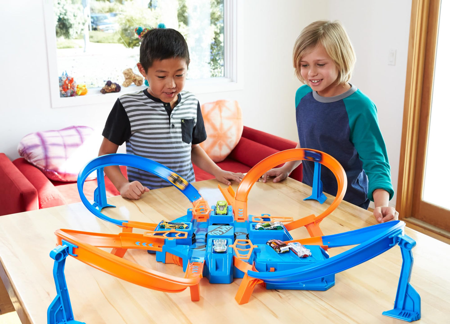 Hot Wheels DTN42 - Trackset with ramps, intersections, looping, parking spots, + 1 vehicle