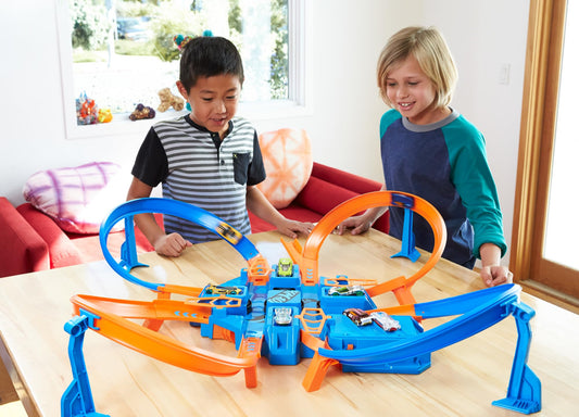 Hot Wheels DTN42 - Trackset with ramps, intersections, looping, parking spots, + 1 vehicle