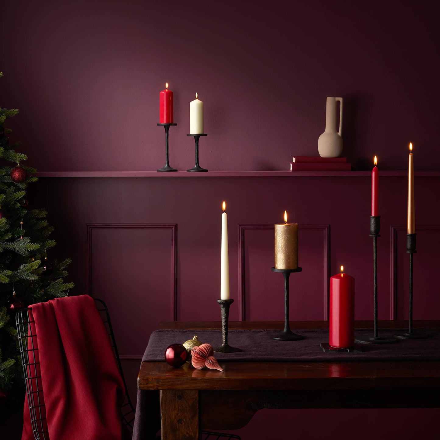 Bolsius smooth pillar candles - burgundy - 4 pieces - 20 x 7 cm - 75 hours burning time - unscented - contains natural plant wax - palm oil free.