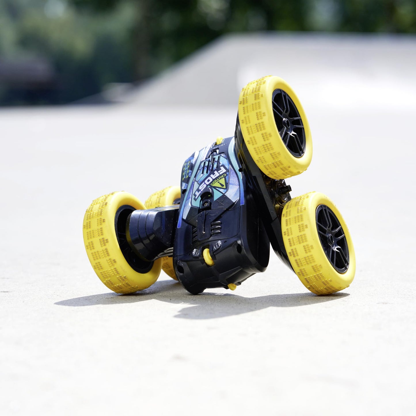 Dickie Toys - RC Car Fire 'n' Frost Flippy (16 cm)  - remote controlled car for ages 6 and up with 360° flips and lights, RC car for kids, 8 km/h, 2.4 GHz remote control, batteries included.