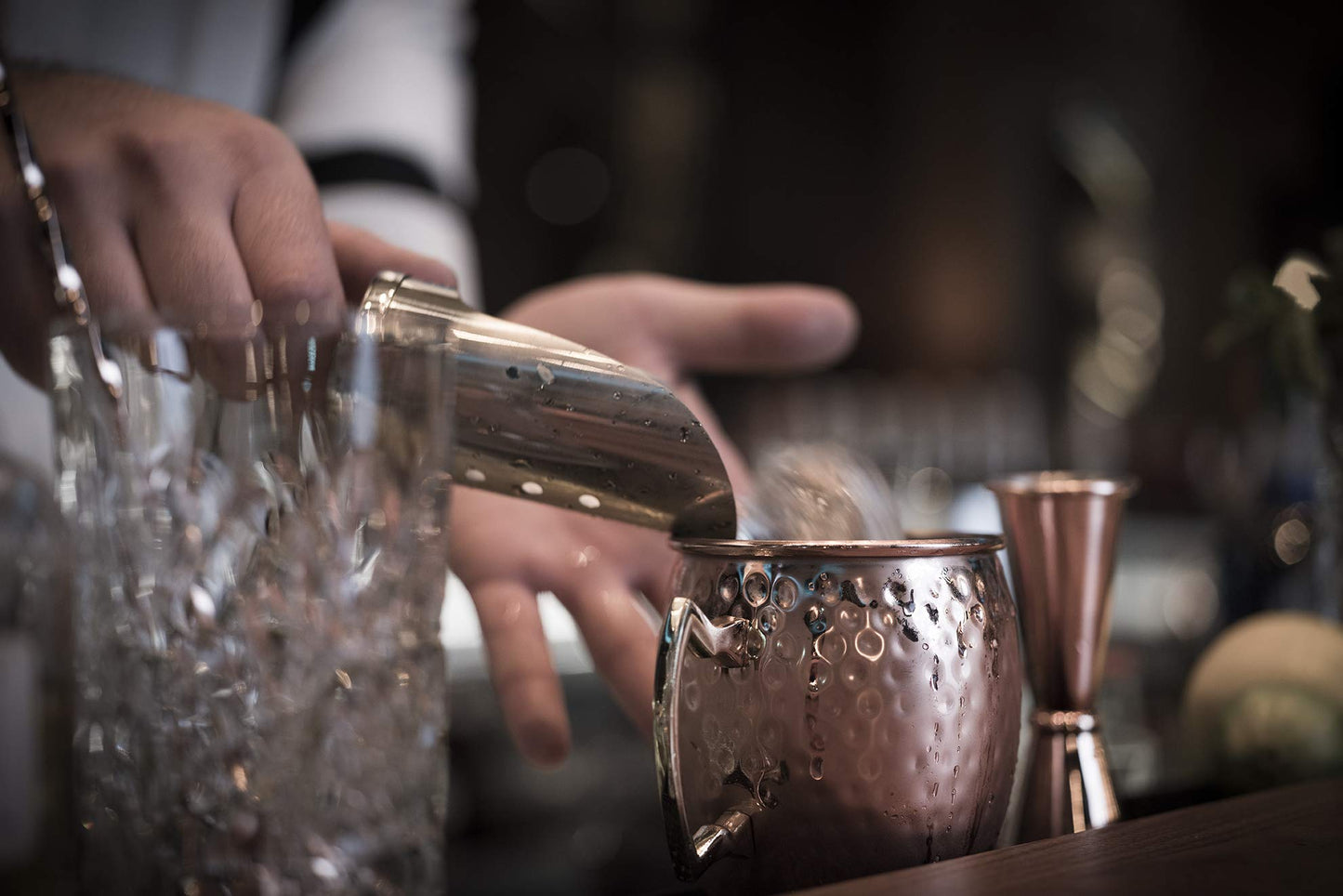 Buddy's Bar - Moscow Mule Complete Set features 2 x 500 ml cocktail cups, 27 cm bar spoon, 5 cl jigger & black lime squeezer, food-safe and comes in a gift box. Copper hammered design.