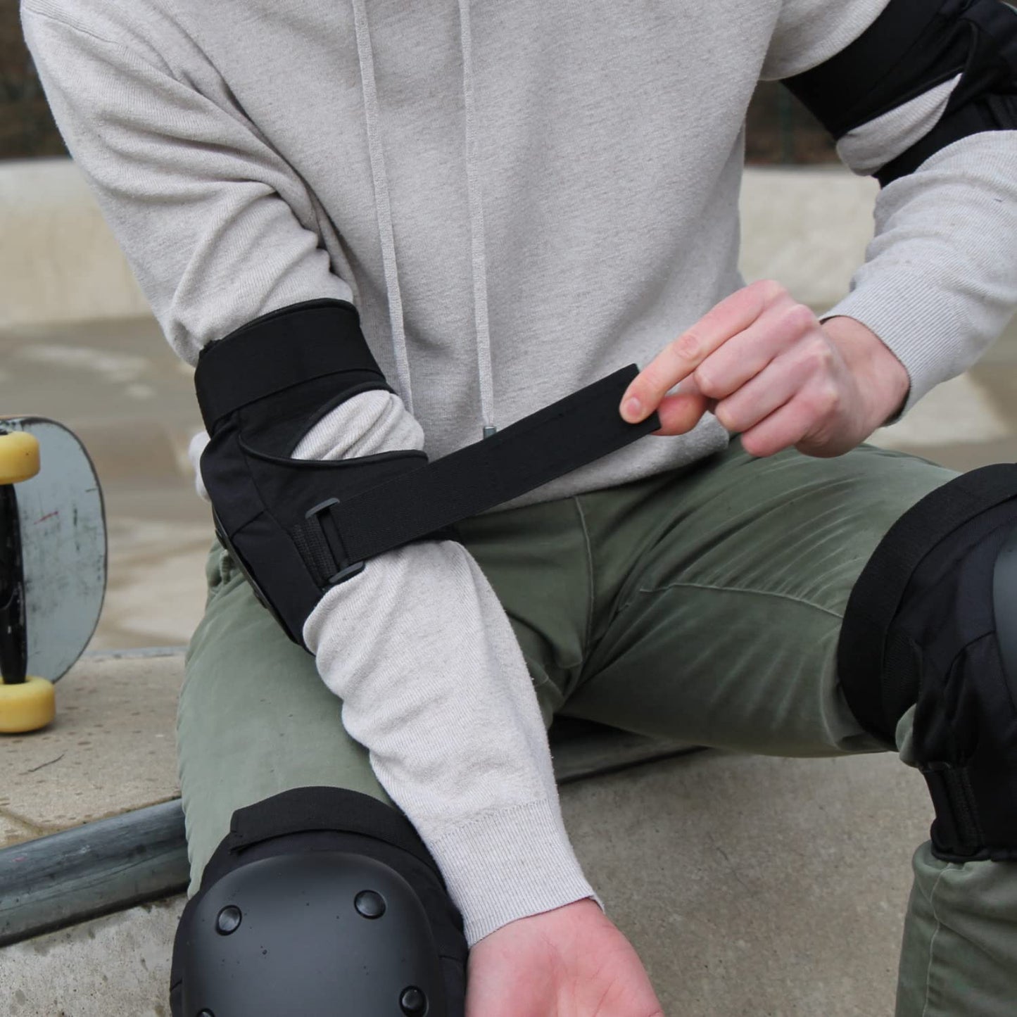 Liebkern Skate Protectors Set for adults & children [unisex] - Ideal for inline skating, skateboard, scooter - Adult inline skate knee pads Adult skate pads Adult protector set