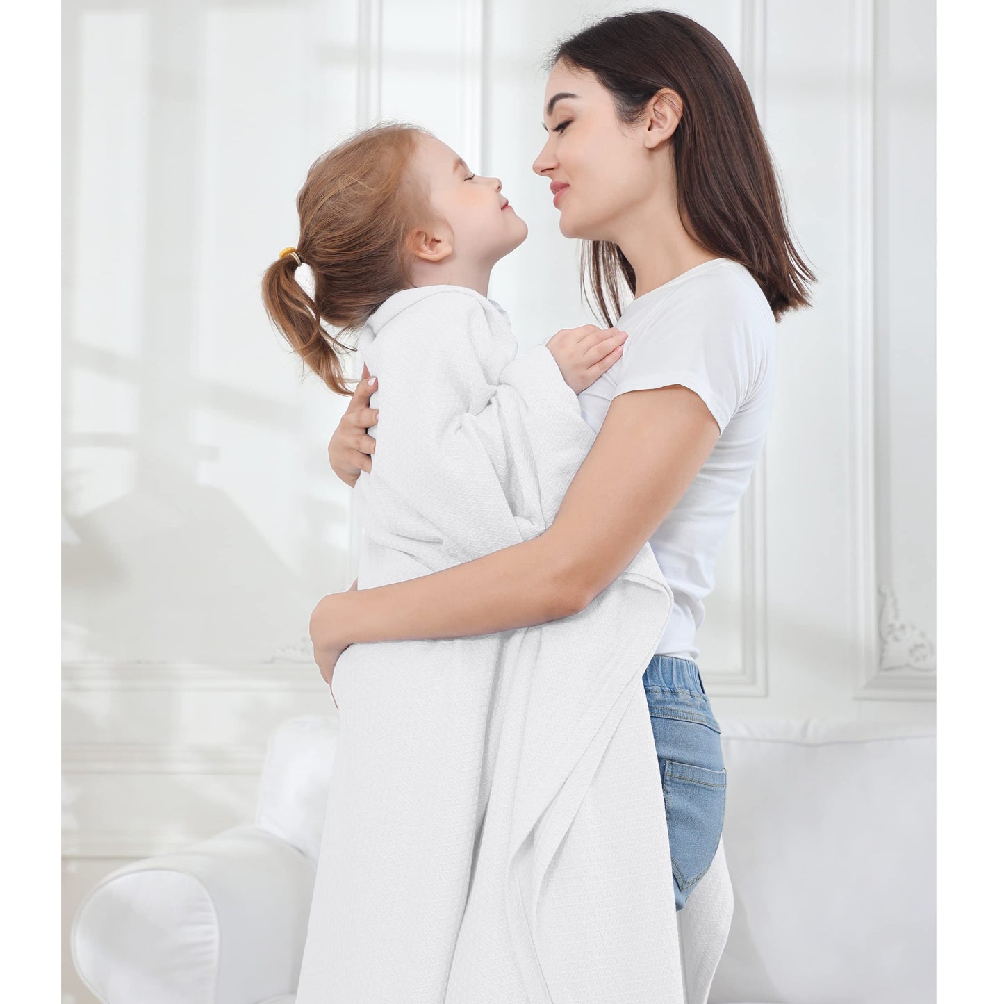 VHOME Summer Blanket - Bamboo Blanket for Adults Kids, Light Breathable Cooling Blankets can keep body cool for Bed Sofa and Everywhere White 240x220cm