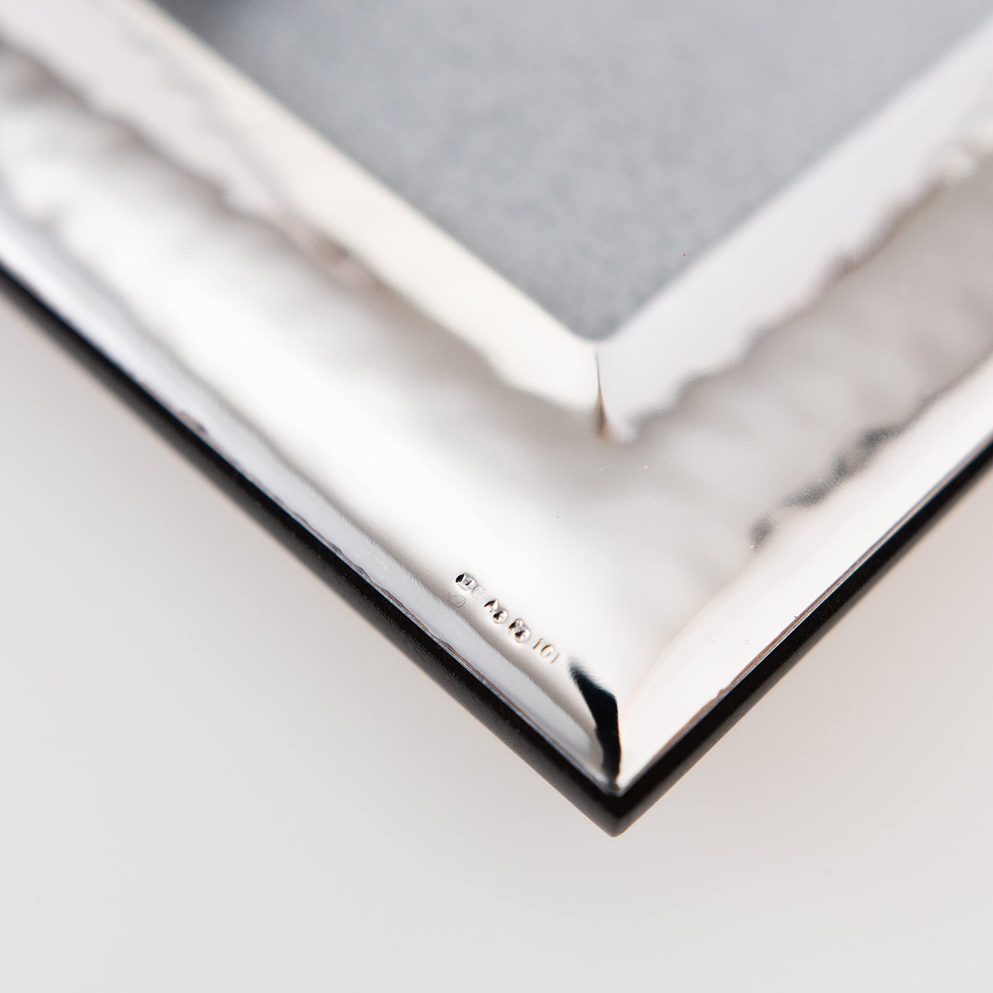Valenti&Co picture frame in shiny silver, hammered, 15 x 20 cm. Perfect as a gift for weddings, birthdays, or for mom and dad.