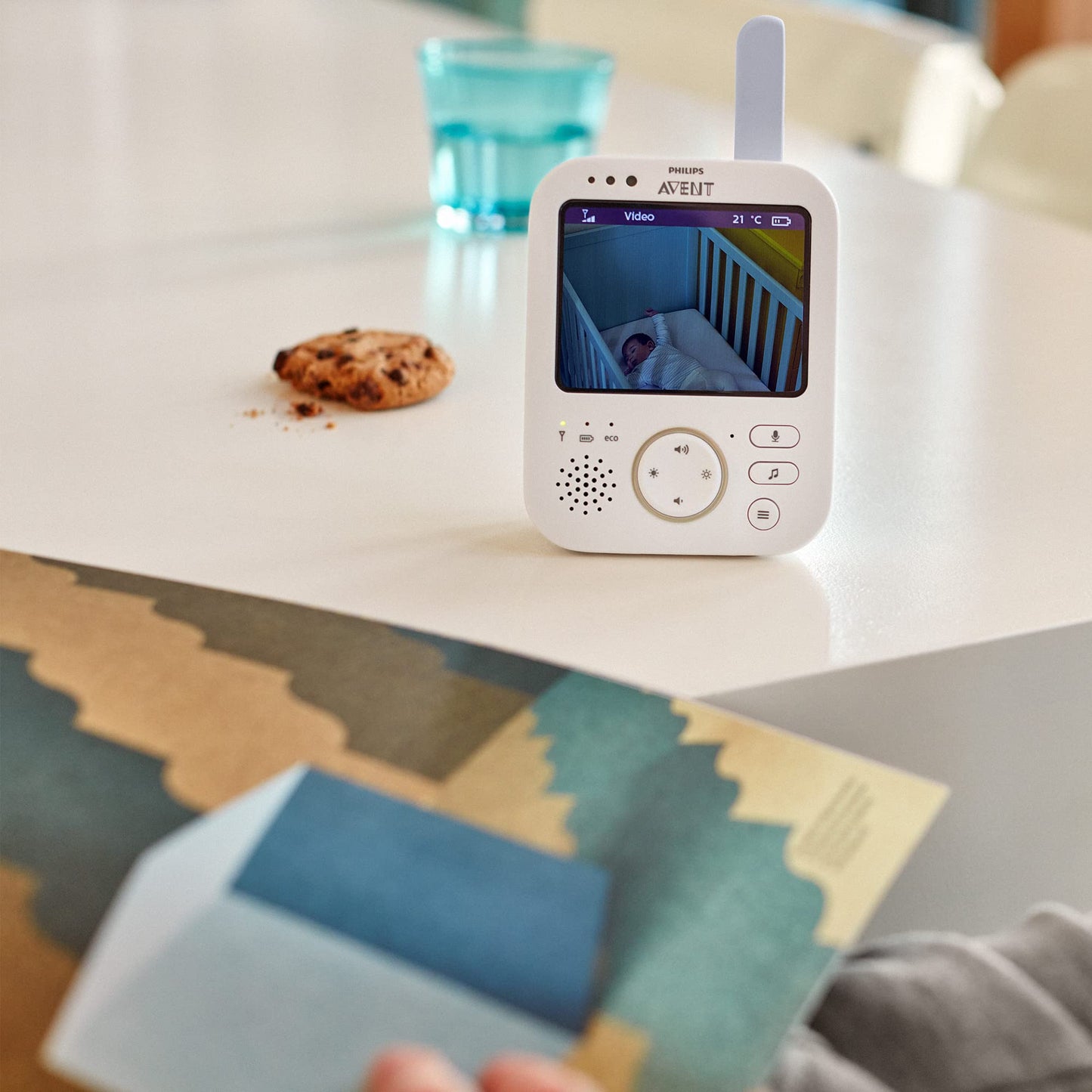 Philips AVENT Philips Baby Monitor with Camera, Day and Night Vision, Long Range, Eco-Mode, FHSS Technology, 3.3 Inch Color Screen, 10 Hour Battery Life, White (Model SCD843/26)