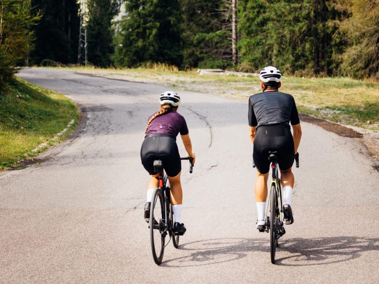 BBB Cycling bike saddle bag with universal straps for easy mounting on mountain, road, and city bikes. Saddle Bag, Racepack B, Black.