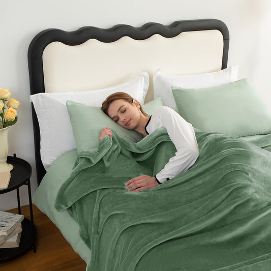 CozyLux cuddly blanket plush blanket large XXL 220x240 cm for 4 seasons - soft/warm/light sofa blanket living room blanket couch blanket for bed/sofa/couch, flannel fleece blanket 240x220 cm green