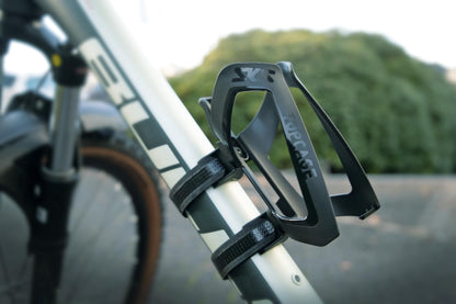 SKS GERMANY ANYWHERE TOPCAGE Bottle holder, bike accessory, holder for bottles on bicycles, including straps for tubes up to 80 mm in diameter, secure bottle grip, black.