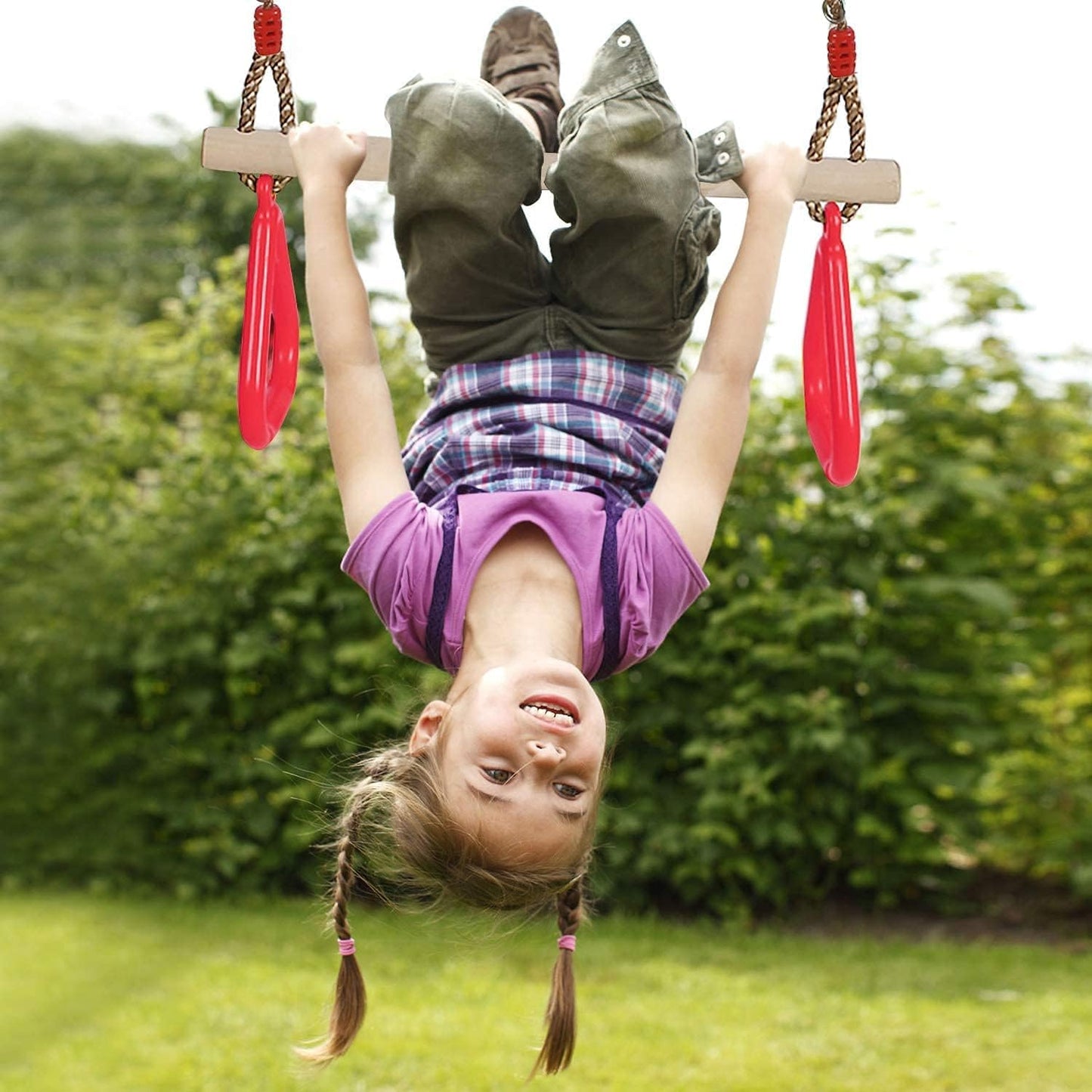 PELLOR Multifunctional Kids Wooden Trapeze Swing with Plastic Gymnastic Rings for Hanging, supports up to 160KG, Red.