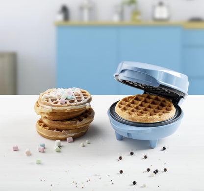 Bestron Mini Waffle Iron for classic waffles, small waffle maker with non-stick coating, perfect for kids' birthdays, family gatherings, Easter or Christmas, retro design, 550 watts, color: Blue.