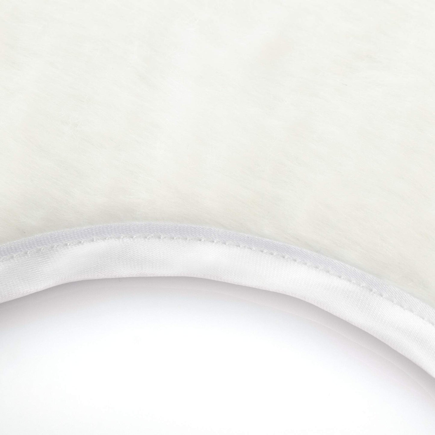 COM-FOUR® White Premium Christmas Tree Skirt to protect against pine needles - round tree skirt for the Christmas tree - base in Christmas design for gifts and decorations.