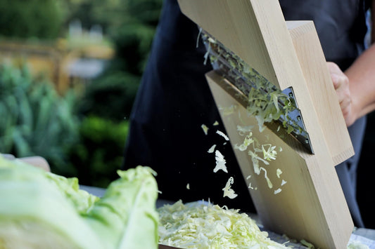 K&K 90 cm cabbage grater with 4 stainless steel blades for shredding vegetables. Made of sturdy beech wood for making sauerkraut in a fermentation crock.