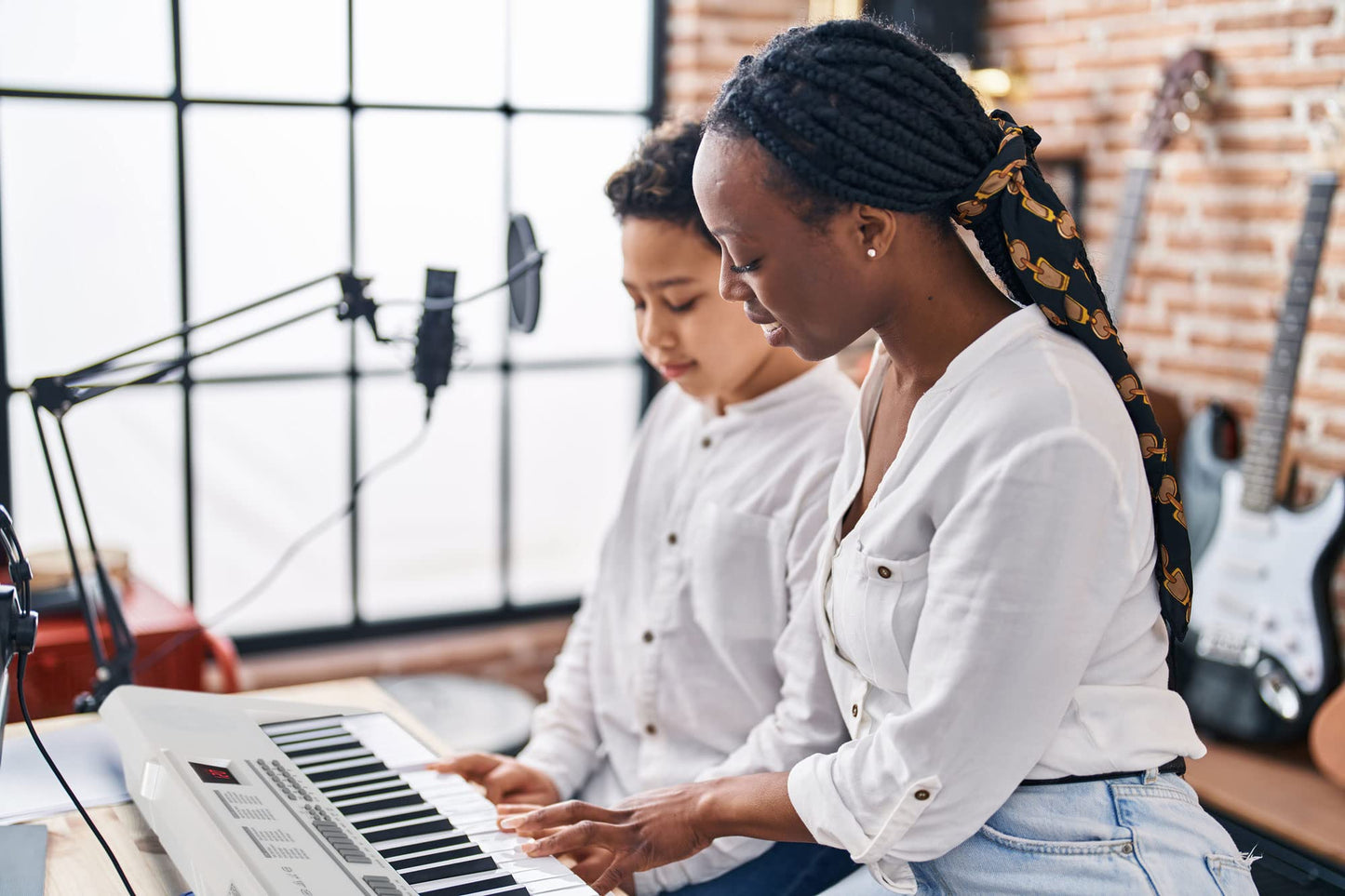 McGrey 6170 WH Battery Keyboard - 61 keys keyboard with built-in battery - 200 sounds and rhythms - MP3 player via USB stick - Accompaniment and learning function - Includes microphone - White