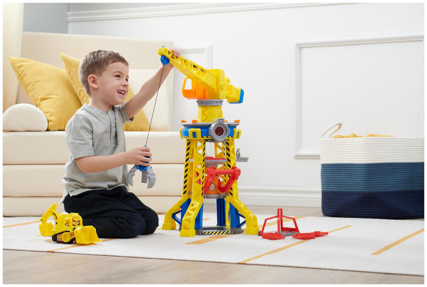 Rubble & Crew - Construction Paws Courtyard Crane Playset (68 cm) with Rubble action figure, bulldozer construction vehicle, and 340 g Kinetic Sand Build-it Sand. Suitable for children aged 3 years and older.