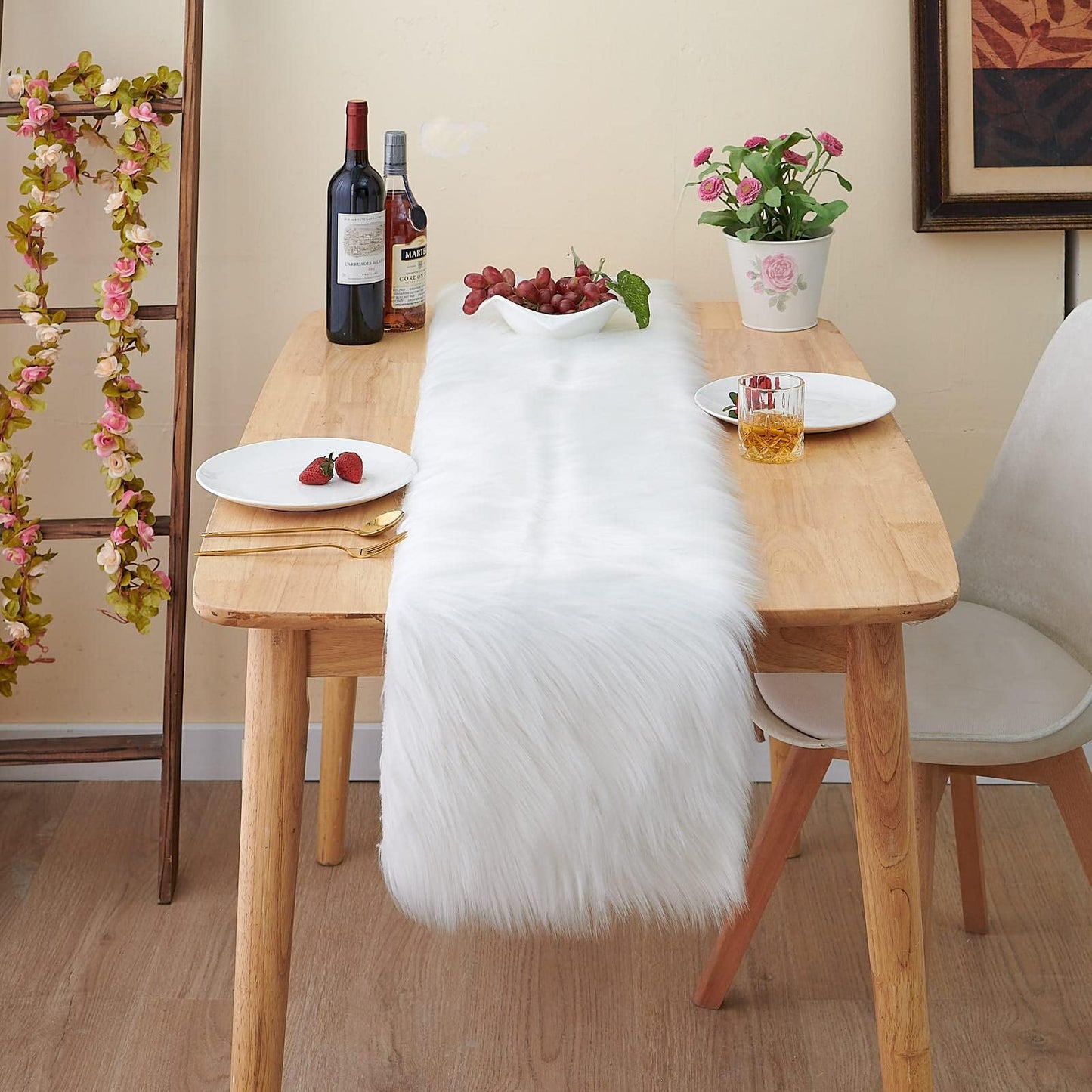 Topspitgo Faux Fur Modern Table Runner - Decorative Fur Table Runner White, Christmas Table Runner for Christmas, Wedding, Home Dining Table, Vanity, Coffee Table Modern Table Run (30x180cm)