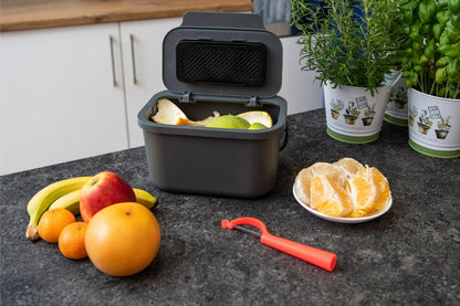 Practice with 4.5L kitchen compost bin, gray with lid. For separating organic waste like fruit and vegetable scraps. Click function for waste separation.