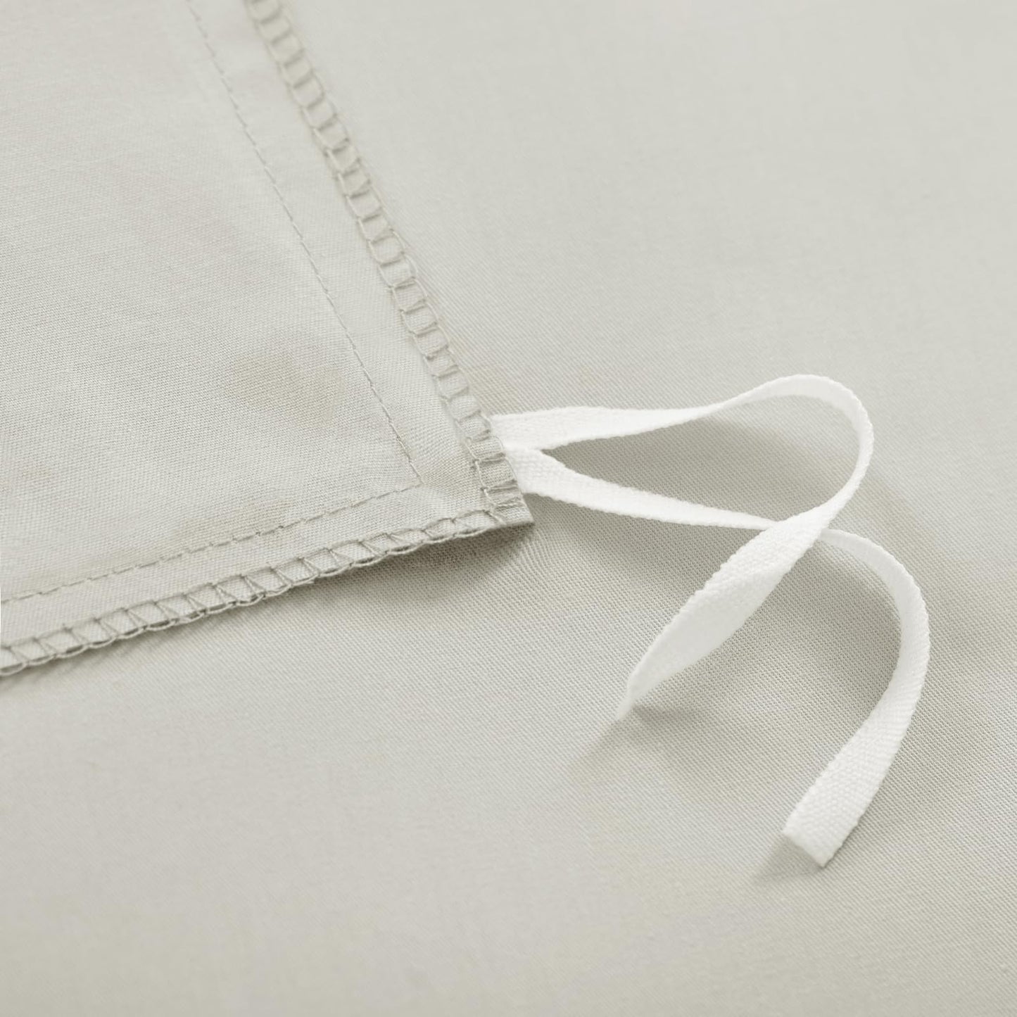 Aisbo bedding set 135x200 made of cotton, includes 4 pieces - 2 beige duvet covers and 2 pillowcases 80x80 cm. Cotton bedding set with zipper, Oeko-TEX certified.