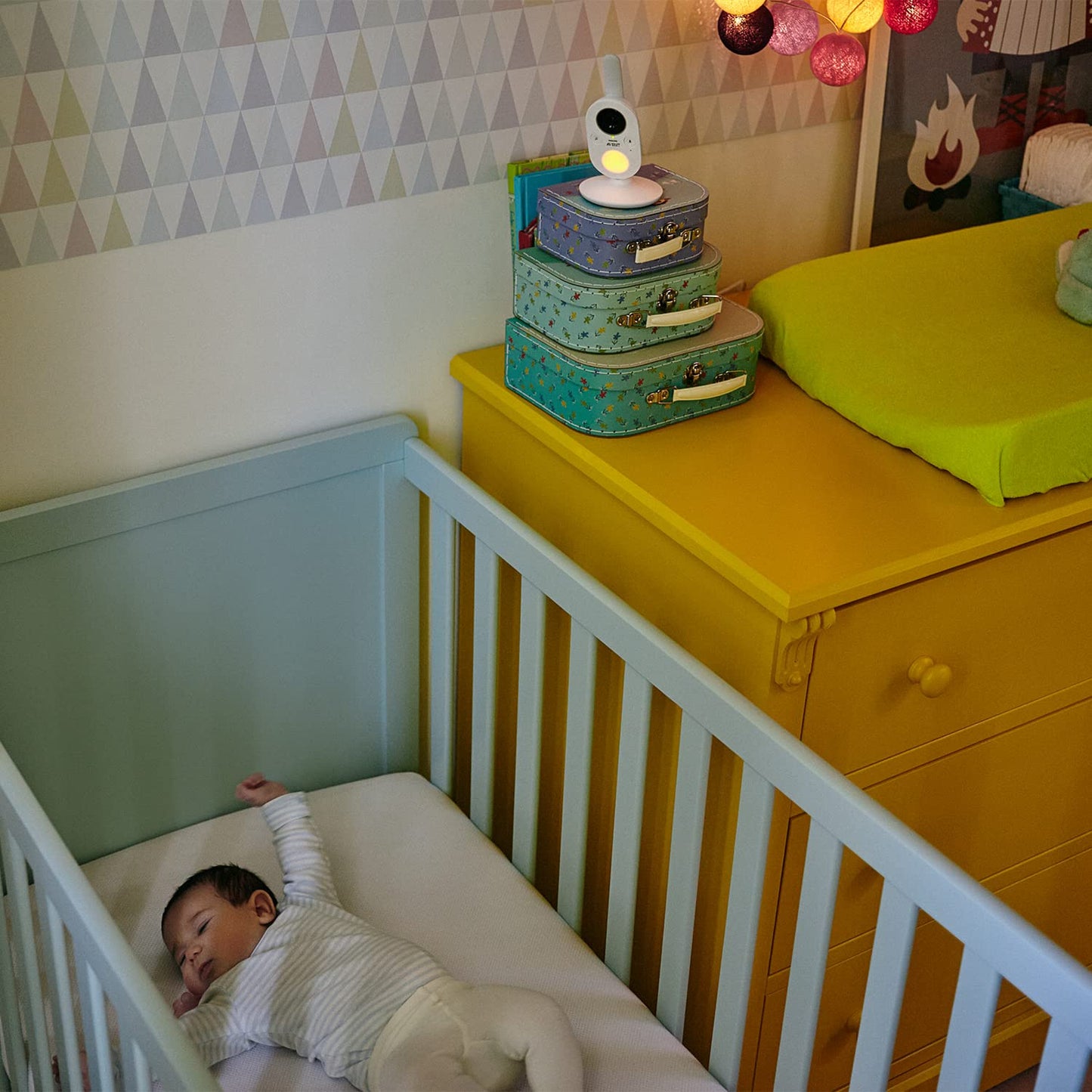 Philips AVENT Philips Baby Monitor with Camera, Day and Night Vision, Long Range, Eco-Mode, FHSS Technology, 3.3 Inch Color Screen, 10 Hour Battery Life, White (Model SCD843/26)