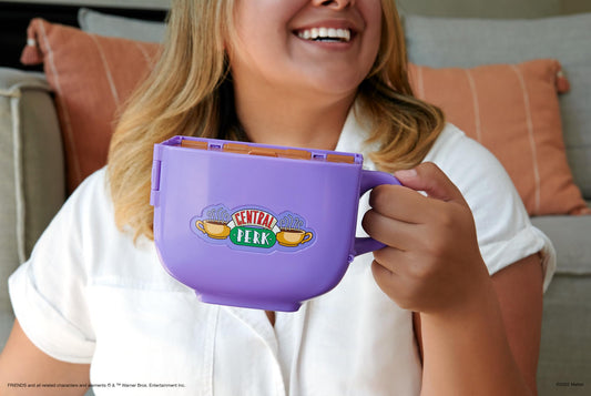 Polly Pocket Friends Locket - Central Perk coffee cup, 6 main characters, 9 accessories, 3 Friends locations, displayable premium packaging, for collectors ages 14 and up, HKV74