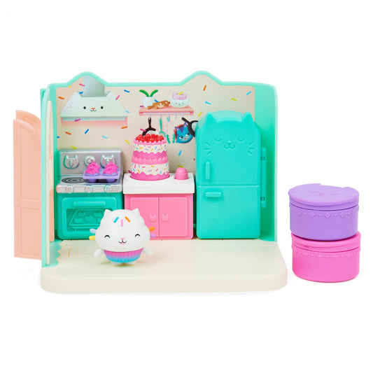 Gabby's Dollhouse Deluxe Room, Bakey with Cakey, Kitchen with Kuchi (Cakey), 3 furniture pieces and 2 surprise boxes with accessories, suitable for children aged 3 and up.