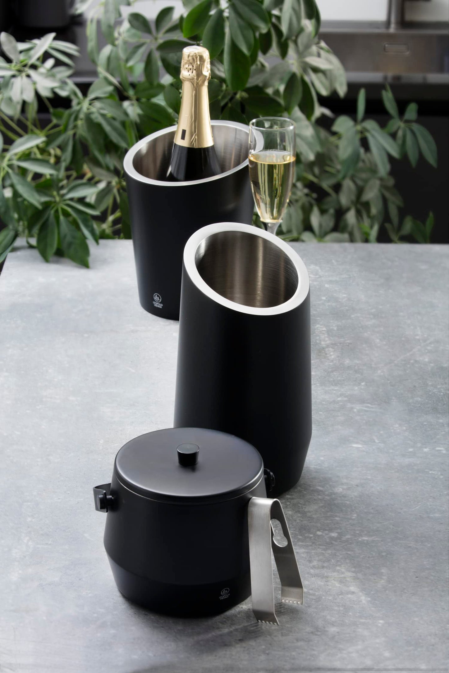 Leopold Vienna Small black double-walled ice bucket 1 liter with tongs - insulated bucket keeps ice cooler, 149x205x180mm, Black