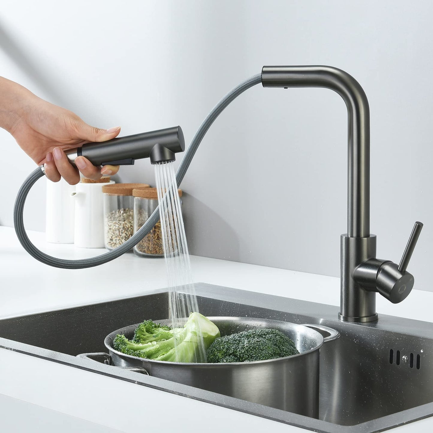 Kitchen faucet with pull-out spray, CECIPA high-pressure kitchen tap, kitchen mixer with 2 spray modes, single handle sink tap in brushed stainless steel, 360° swivel, gray black.