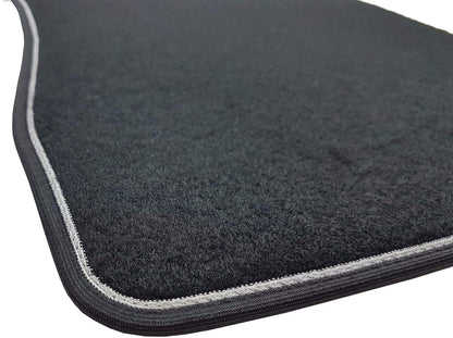 The SPRINT03710 Carpet Car Mats, in black with a non-slip design, two-tone border, and rubber heel protector, are for the Twingo III and ForFour W453 models.