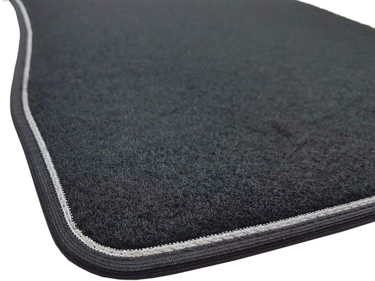 The SPRINT03710 Carpet Car Mats, in black with a non-slip design, two-tone border, and rubber heel protector, are for the Twingo III and ForFour W453 models.
