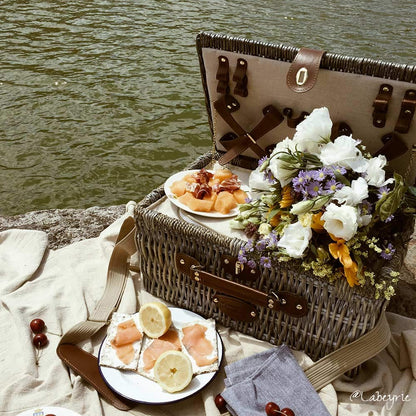 Les Jardins de la Comtesse - Angers Willow Picnic Basket - Complete for 4 People - Cooler Compartment - Ceramic Plates and Wine Glasses/Bottle Holder - Cream Fabric - 46 x 31 x 22 cm