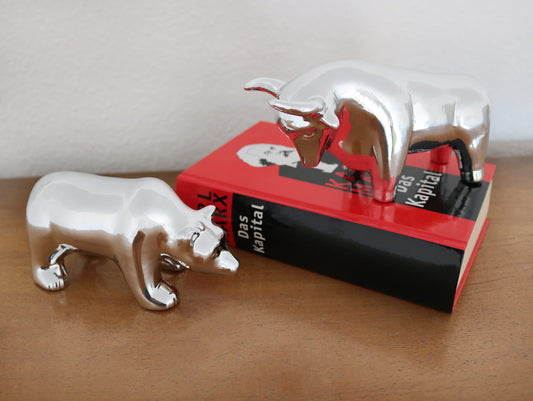 FineKnick ceramic sculpture Bull and Bear as a symbol for economy & stock market - Modern decorative figure in silver made of ceramic - Decorative figure pair as desk decoration - Figure for living room & office