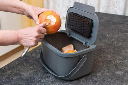 Practice with 4.5L kitchen compost bin, gray with lid. For separating organic waste like fruit and vegetable scraps. Click function for waste separation.