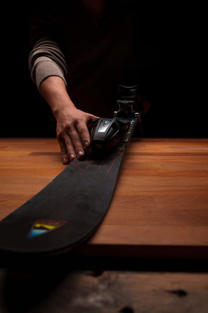 GPO Snowblade Hot Stamp, short skis including Tyrolia SR-10 safety bindings, 99 cm length, Big-Foot skis for men and women.