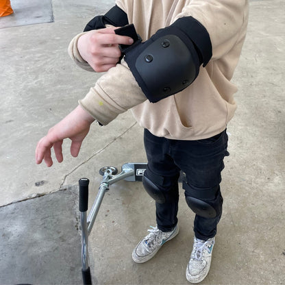 Liebkern Skate Protectors Set for adults & children [unisex] - Ideal for inline skating, skateboard, scooter - Adult inline skate knee pads Adult skate pads Adult protector set